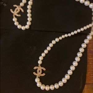 Chanel pearl necklace CC logo